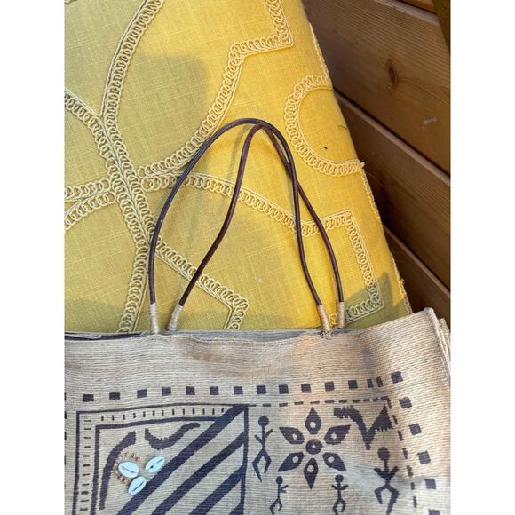Vintage Handstamped Straw Tribal Purse with Leather Handles Cowry Shells - Picture 9 of 10